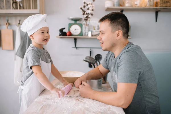 Giovanotto Suo Figlio Con Lenzuolo Forno Cucina Padre Con Figlioletto — Foto Stock