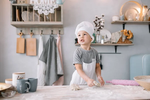Молодой Мальчик Милый Кухне Повар Белой Униформе Шляпе Рядом Столом — стоковое фото