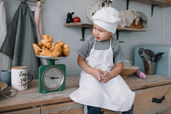 Menino Bonito Cozinha Cozinheiro Chef Uniforme Branco Chapéu Perto Mesa — Fotografia de Stock