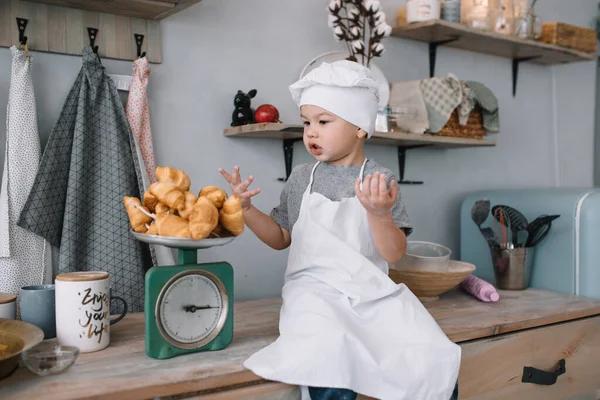 Ung Pojke Söt Köket Kock Vit Uniform Och Hatt Nära — Stockfoto