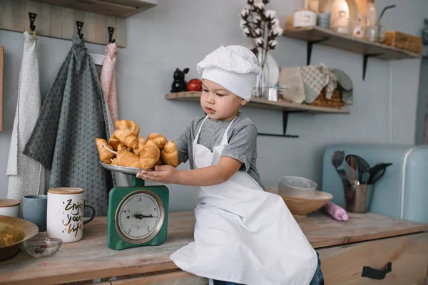 Menino Bonito Cozinha Cozinheiro Chef Uniforme Branco Chapéu Perto Mesa — Fotografia de Stock