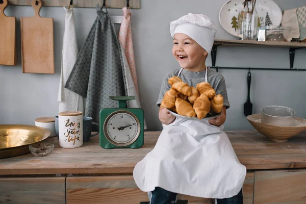 Giovane Ragazzo Carino Sulla Cucina Cuoco Cuoco Uniforme Bianca Cappello — Foto Stock