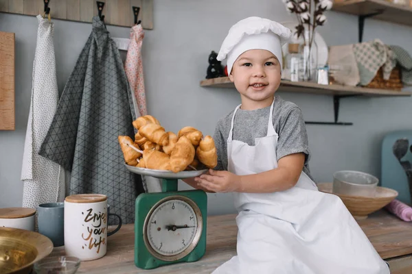 Ung Pojke Söt Köket Kock Vit Uniform Och Hatt Nära — Stockfoto