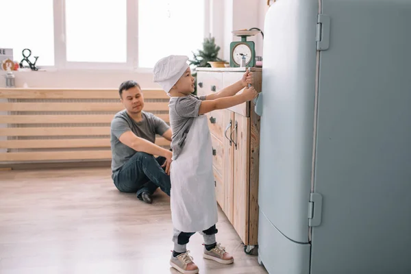 Młody Człowiek Jego Syn Kuchenką Kuchni Ojciec Małym Synem Kuchni — Zdjęcie stockowe