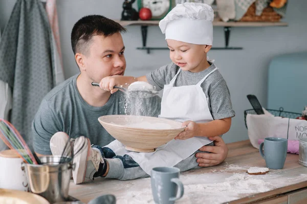 Młody Człowiek Jego Syn Kuchenką Kuchni Ojciec Małym Synem Kuchni — Zdjęcie stockowe
