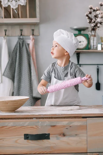 Giovane Ragazzo Carino Sulla Cucina Cuoco Cuoco Uniforme Bianca Cappello — Foto Stock