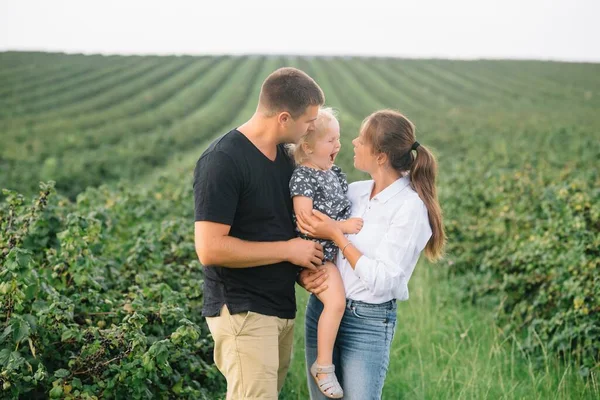 Bonne Famille Marchant Dans Parc Maman Papa Fille Sortent Dehors — Photo