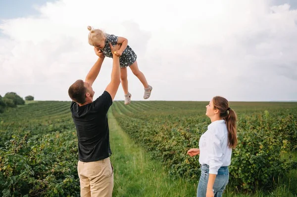 Família Feliz Com Pequena Filha Passar Tempo Juntos Campo Ensolarado — Fotografia de Stock