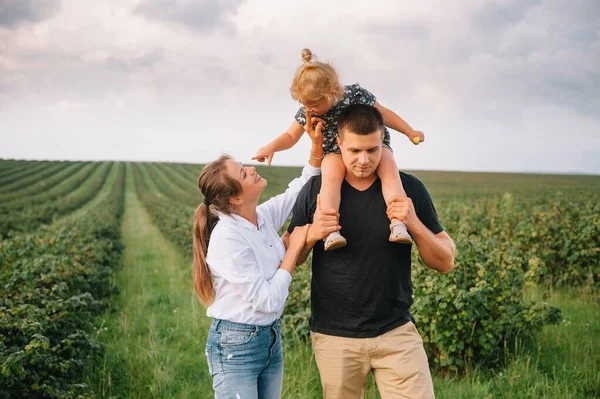 Bonne Famille Marchant Dans Parc Maman Papa Fille Sortent Dehors — Photo