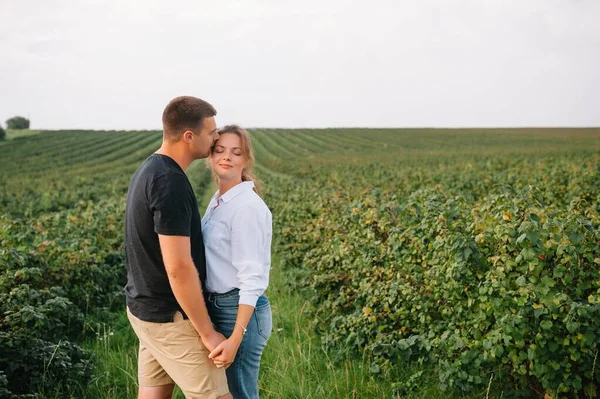 Loving Guy Girl Walking Nature Concept Van Liefde Verhaal Buiten — Stockfoto