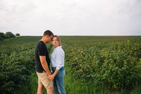 Liebender Kerl Und Mädchen Fuß Nature Concept Der Liebesgeschichte Outdoor — Stockfoto