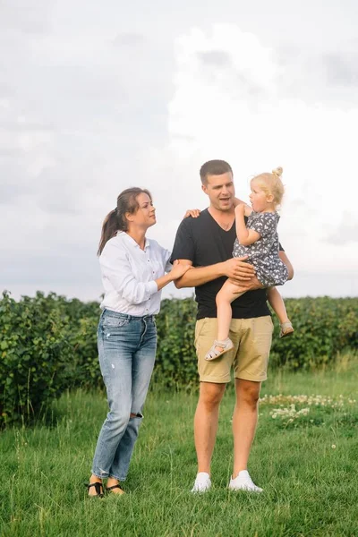 Dcera Objímající Rodiče Přírodě Mami Tati Děvčátko Pojďte Trávy Šťastná — Stock fotografie