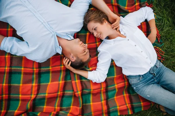 Dottern Kramar Föräldrar Naturen Mamma Pappa Och Flickebarn Gräset Lycklig — Stockfoto