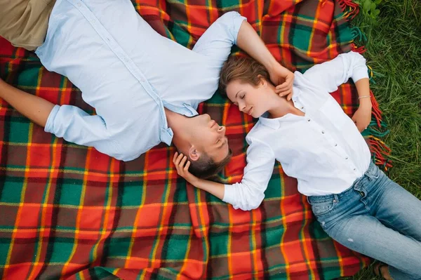 Unga Par Ligger Filt Parken Och Tittar Kameran Medan Bär — Stockfoto