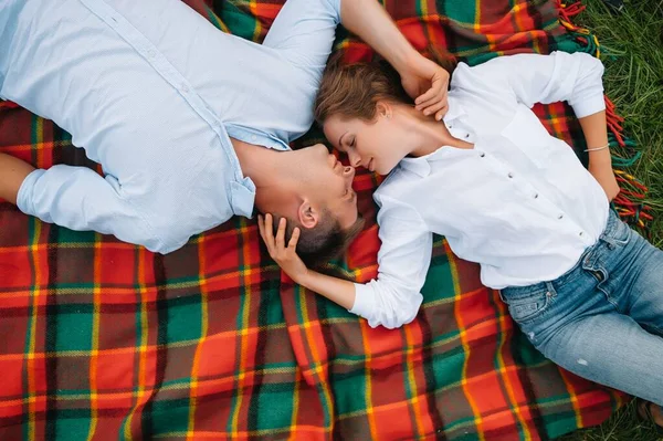 Dottern Kramar Föräldrar Naturen Mamma Pappa Och Flickebarn Gräset Lycklig — Stockfoto