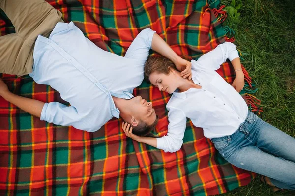 Dottern Kramar Föräldrar Naturen Mamma Pappa Och Flickebarn Gräset Lycklig — Stockfoto