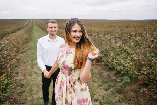 Tjej Och Kille Går Naturen Porträtt Ett Par Kärlekshistoria Lyckligt — Stockfoto