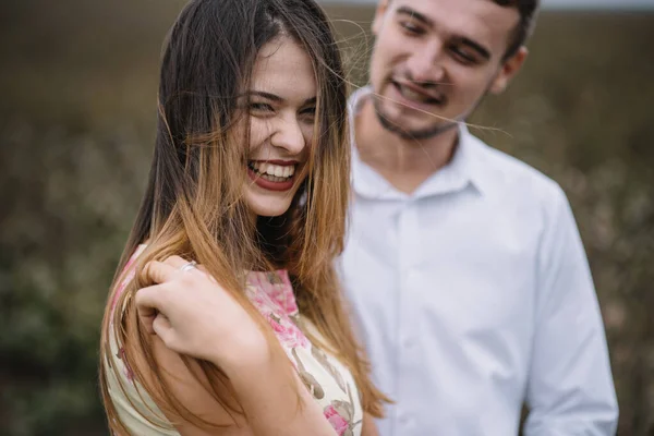 Une Fille Homme Marchent Dans Nature Portrait Couple Une Histoire — Photo