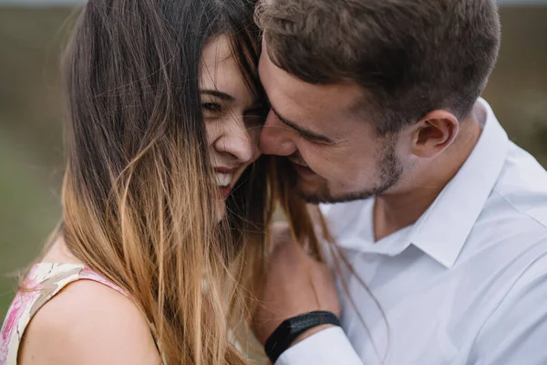 Uma Rapariga Tipo Andam Natureza Retrato Casal Uma História Amor — Fotografia de Stock