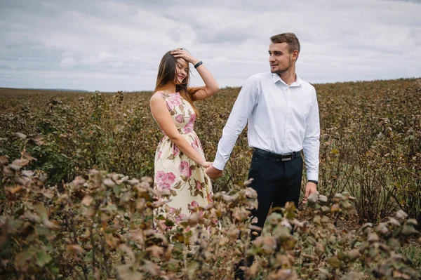 Une Fille Homme Marchent Dans Nature Portrait Couple Une Histoire — Photo