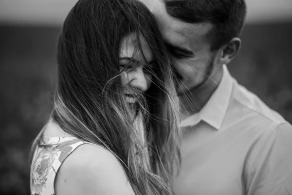 Uma Rapariga Tipo Andam Natureza Retrato Casal Uma História Amor — Fotografia de Stock