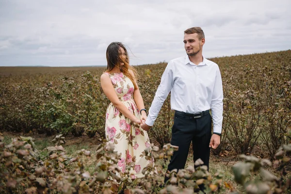 Tjej Och Kille Går Naturen Porträtt Ett Par Kärlekshistoria Lyckligt — Stockfoto