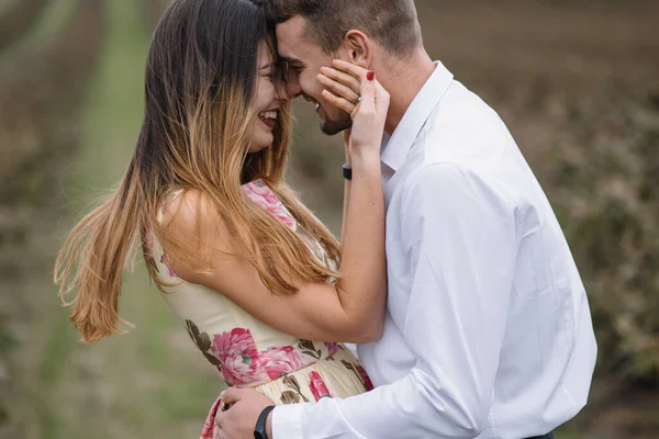 Une Fille Homme Marchent Dans Nature Portrait Couple Une Histoire — Photo