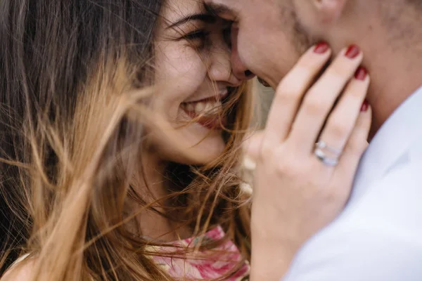 Uma Rapariga Tipo Andam Natureza Retrato Casal Uma História Amor — Fotografia de Stock