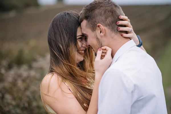 Una Chica Chico Están Caminando Naturaleza Retrato Una Pareja Una — Foto de Stock