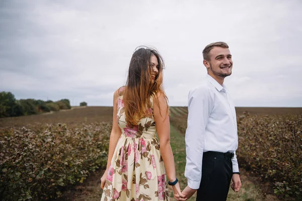 一个女孩和一个男人在大自然中散步 一对恋人的画像 一个爱情故事 快乐的微笑 相爱的夫妻一起伸展在美丽的大自然中 洛夫斯托里 — 图库照片