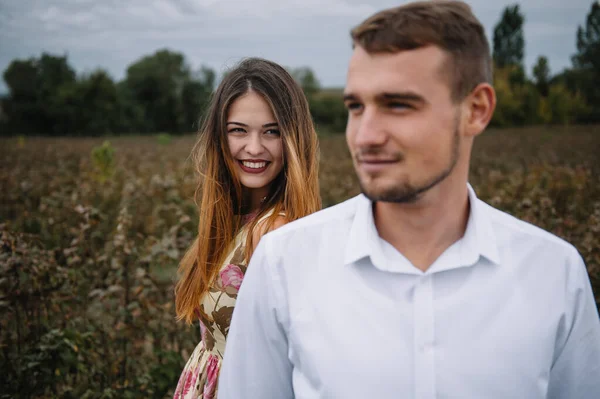 Tjej Och Kille Går Naturen Porträtt Ett Par Kärlekshistoria Lyckligt — Stockfoto