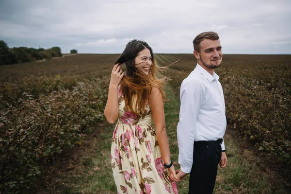 Uma Rapariga Tipo Andam Natureza Retrato Casal Uma História Amor — Fotografia de Stock