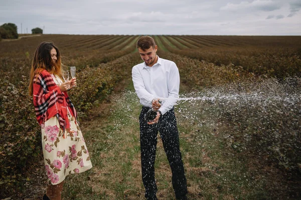 Una Chica Chico Están Caminando Naturaleza Retrato Una Pareja Una — Foto de Stock