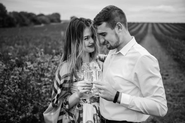 Uma Rapariga Tipo Andam Natureza Retrato Casal Uma História Amor — Fotografia de Stock