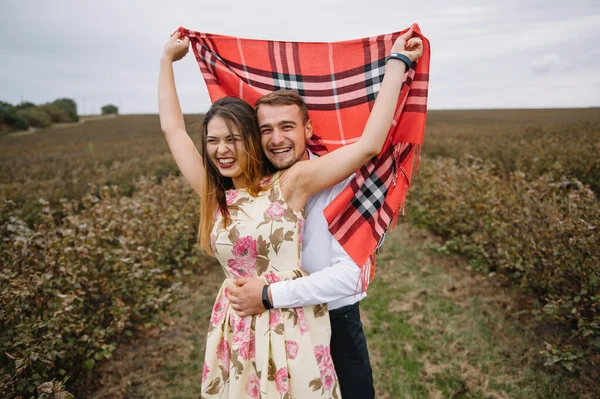 Uma Rapariga Tipo Andam Natureza Retrato Casal Uma História Amor — Fotografia de Stock