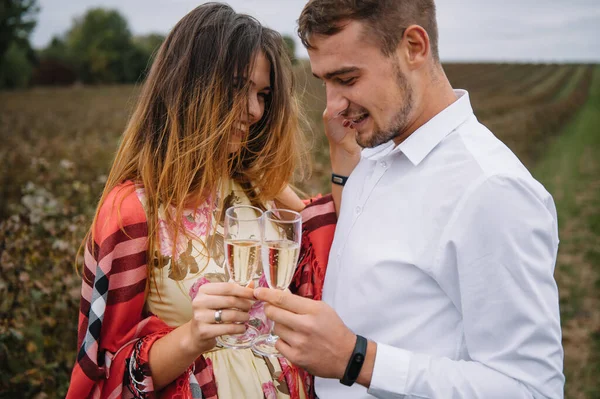 Ein Mädchen Und Ein Mann Gehen Der Natur Spazieren Porträt — Stockfoto