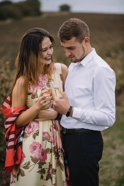 Tjej Och Kille Går Naturen Porträtt Ett Par Kärlekshistoria Lyckligt — Stockfoto