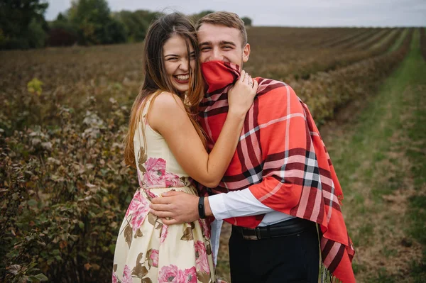 Una Chica Chico Están Caminando Naturaleza Retrato Una Pareja Una —  Fotos de Stock