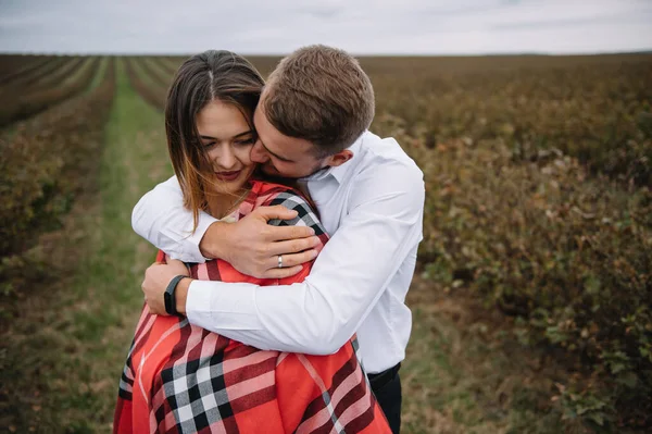 Una Chica Chico Están Caminando Naturaleza Retrato Una Pareja Una — Foto de Stock