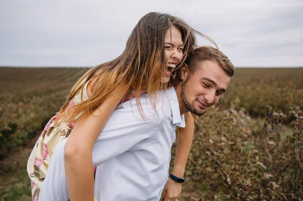 Una Chica Chico Están Caminando Naturaleza Retrato Una Pareja Una — Foto de Stock