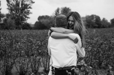 Bir kız ve bir erkek doğada yürüyorlar. Bir çiftin portresi, bir aşk hikayesi. Mutlu gülümseyen, sevgi dolu bir çift, güzel doğada uzanıyorlar. Aşk hikayesi.