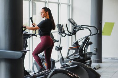 Kadın spor salonundaki koşu bandında koşuyordu.