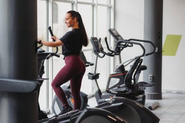 Kadın spor salonundaki koşu bandında koşuyordu.