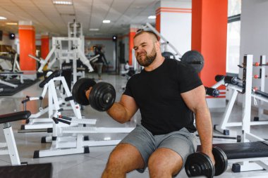 Genç yakışıklı adam spor salonunda nişanlandı.