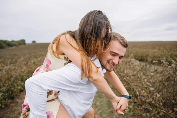 Ein Mädchen Und Ein Mann Gehen Der Natur Spazieren Porträt — Stockfoto