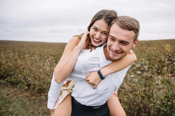 Holka Kluk Procházejí Přírodě Portrét Páru Milostný Příběh Šťastný Usmívající — Stock fotografie