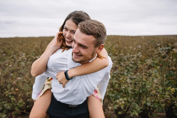 Una Chica Chico Están Caminando Naturaleza Retrato Una Pareja Una — Foto de Stock