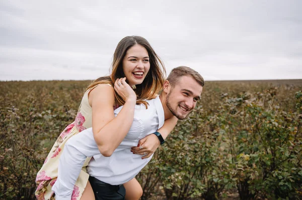 Tjej Och Kille Går Naturen Porträtt Ett Par Kärlekshistoria Lyckligt — Stockfoto