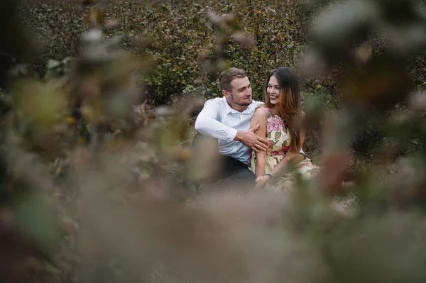 Uma Rapariga Tipo Andam Natureza Retrato Casal Uma História Amor — Fotografia de Stock