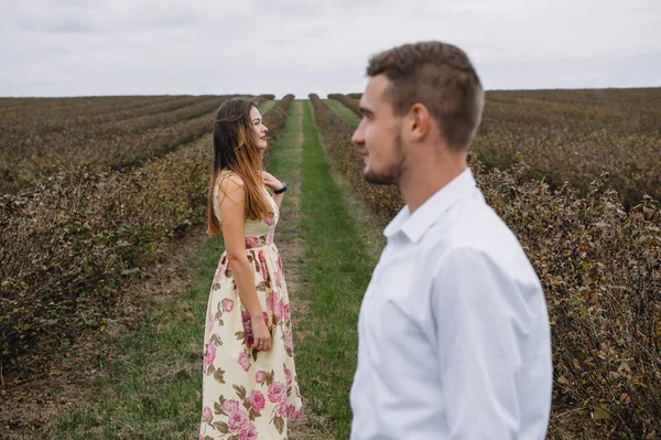 Uma Rapariga Tipo Andam Natureza Retrato Casal Uma História Amor — Fotografia de Stock